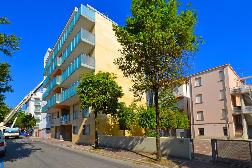 een appartementencomplex aan de straatkant bij Appartamenti Mare in Lignano Sabbiadoro