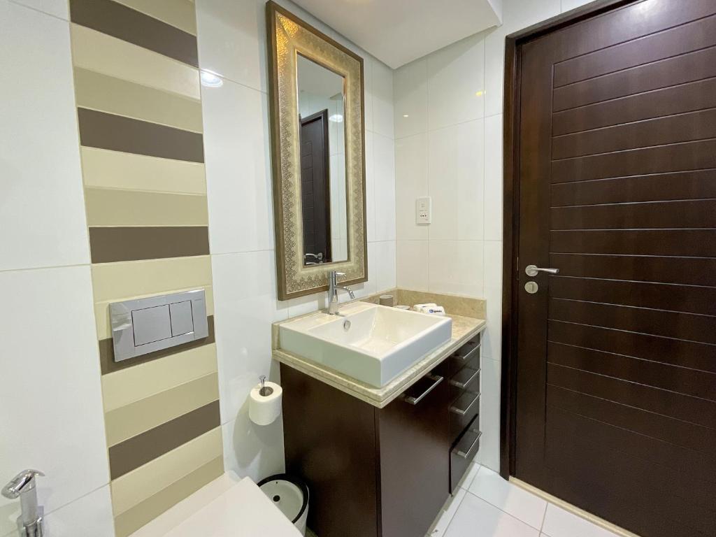 Koupelna v ubytování HiGuests - Amazing Apartment overlooking Burj Khalifa!