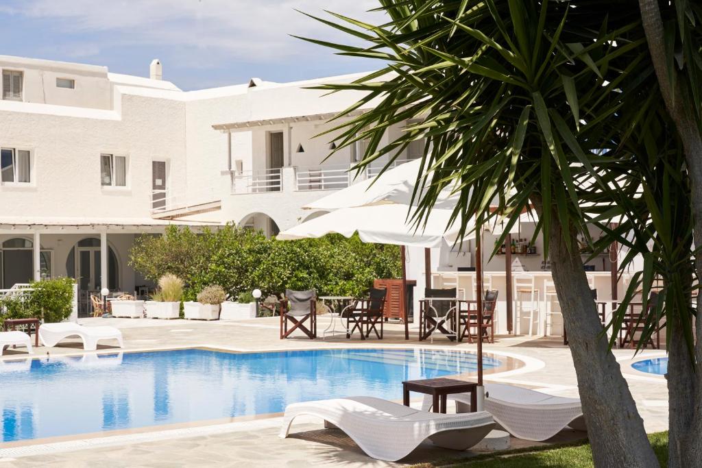 Bazén v ubytování Polos Hotel Paros nebo v jeho okolí