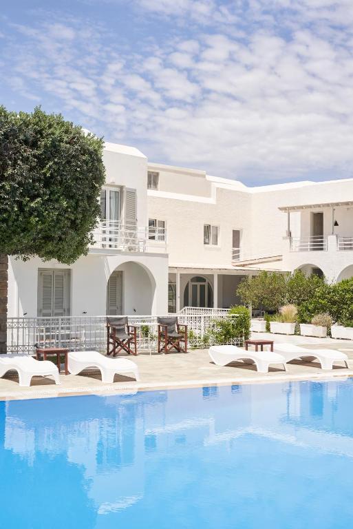 Bazén v ubytování Polos Hotel Paros nebo v jeho okolí