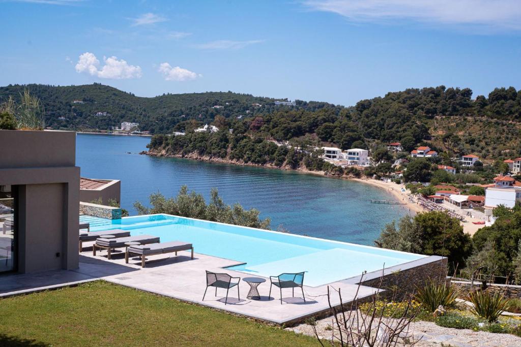 una piscina con vista su un bacino d'acqua di Pelagoon Skiathos ad Achladies