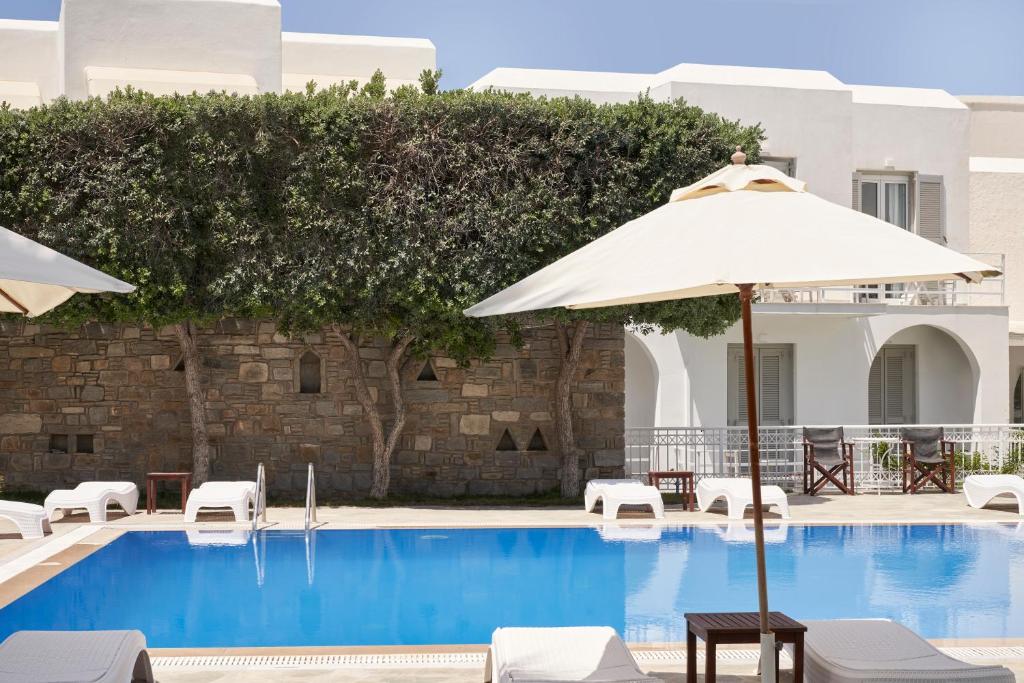 Bazén v ubytování Polos Hotel Paros nebo v jeho okolí