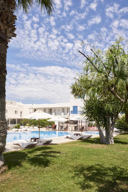 Bazén v ubytování Polos Hotel Paros nebo v jeho okolí