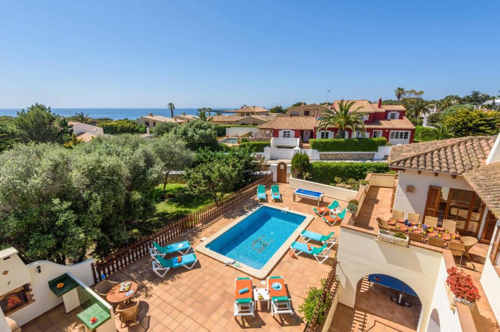 uma vista aérea de uma villa com piscina em Villa Xoric by Villa Plus em Son Xoriguer