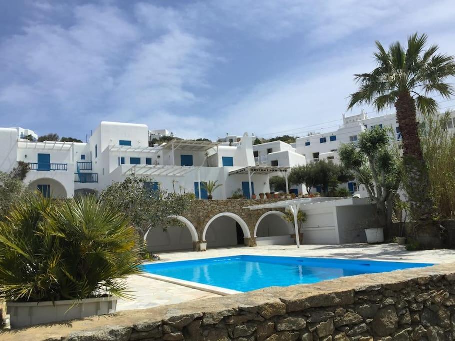 Bazén v ubytovaní Beautiful, sunny apartment in Mykonos Town alebo v jeho blízkosti