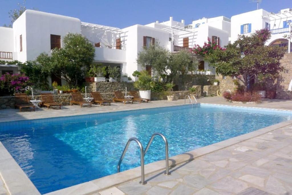 Bazén v ubytovaní Beautiful, sunny apartment in Mykonos Town alebo v jeho blízkosti