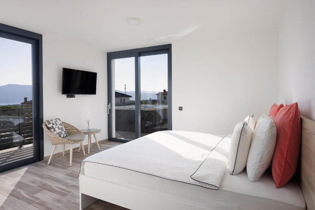 Postel nebo postele na pokoji v ubytování FIRST RESIDENCE Villa Eternity