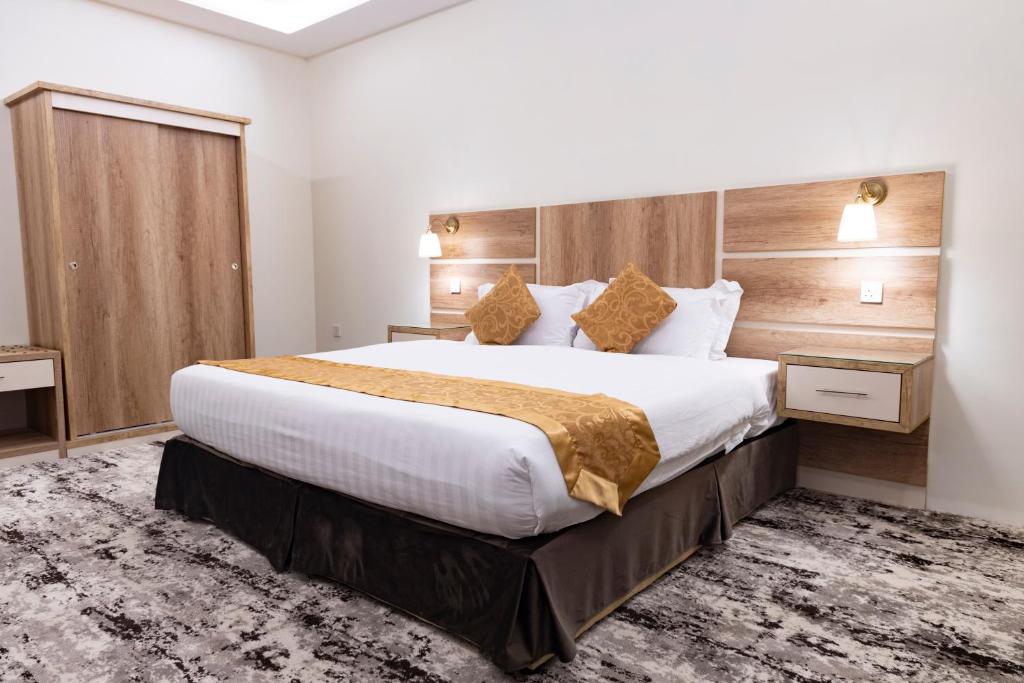 una habitación de hotel con una cama grande en una habitación en Garden View Suites en Tabuk