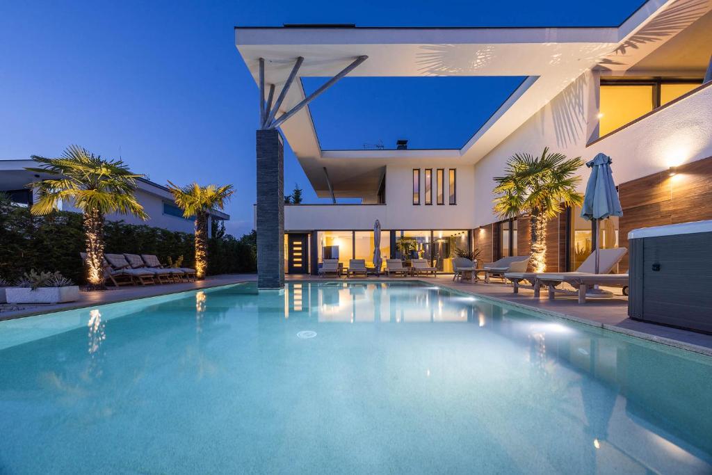 Bazén v ubytování FIRST RESIDENCE Villa Eternity nebo v jeho okolí
