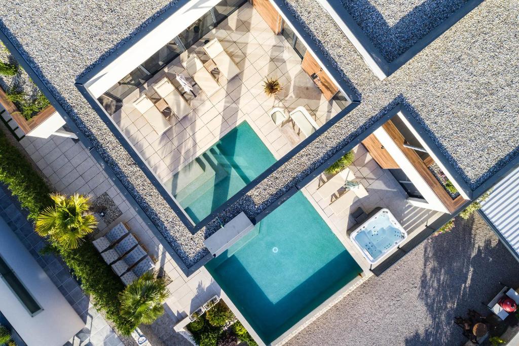 Bazén v ubytování FIRST RESIDENCE Villa Eternity nebo v jeho okolí