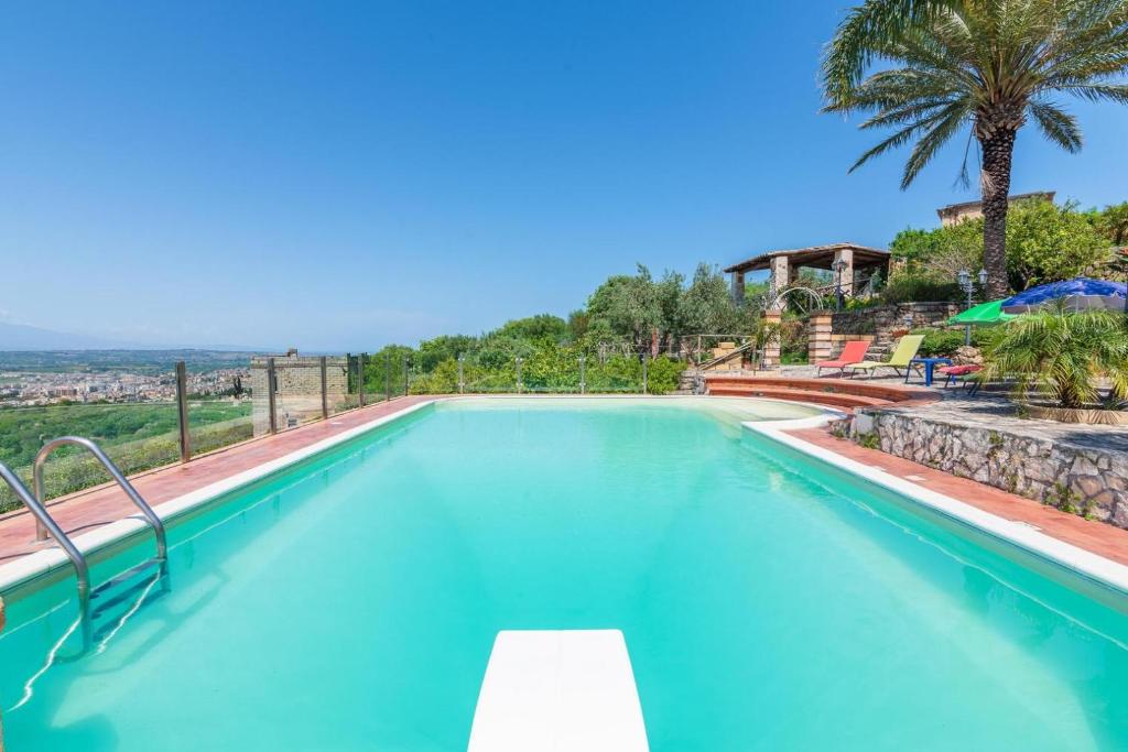 Bazén v ubytovaní "la Casina del forno con piscina fra Catania e Siracusa " alebo v jeho blízkosti