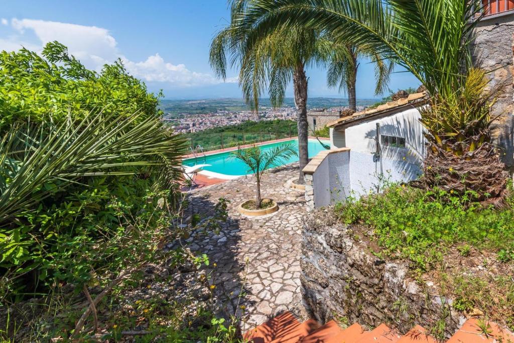 Bazén v ubytovaní "la Casina del forno con piscina fra Catania e Siracusa " alebo v jeho blízkosti