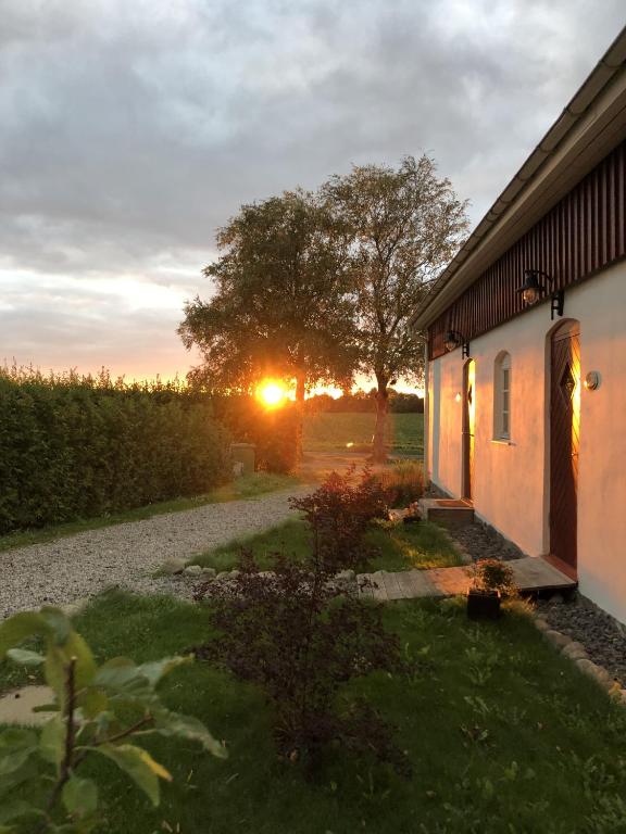 Východ nebo západ slunce při pohledu z bed and breakfast nebo okolí