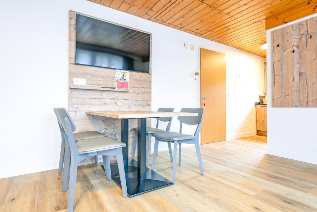 uma sala de jantar com mesa e cadeiras em First Apartment em Grindelwald