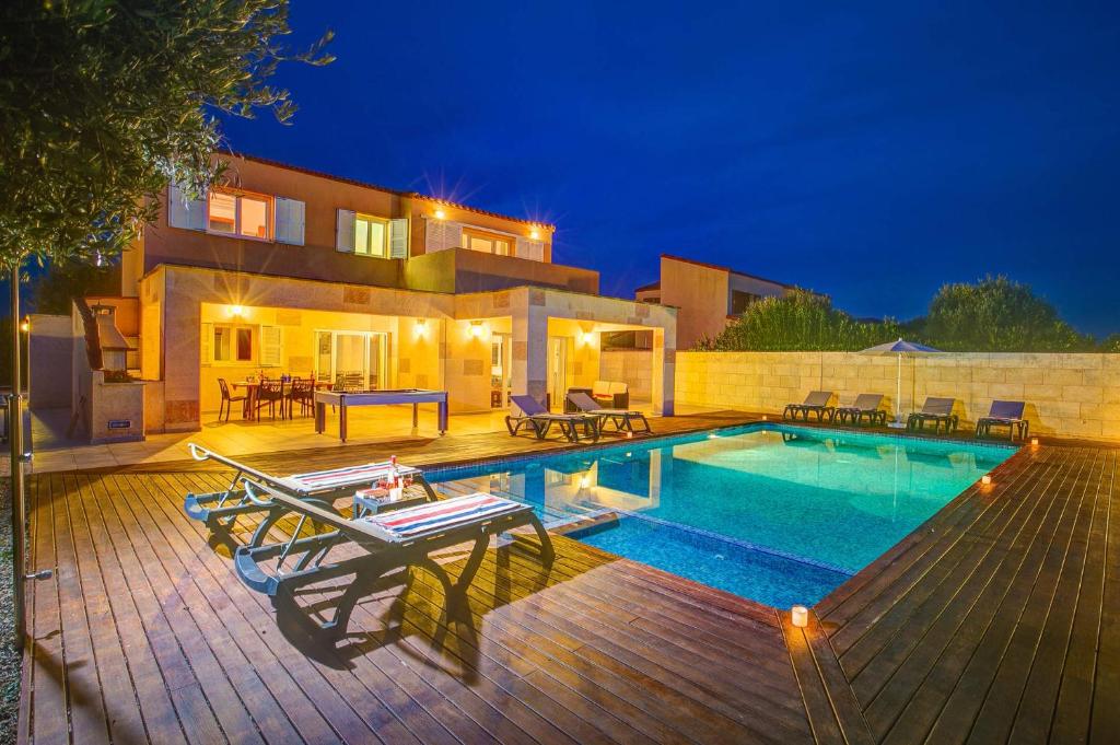 The swimming pool at or close to Villa Serena Forcat by Villa Plus