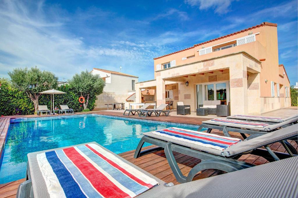 The swimming pool at or close to Villa Serena Forcat by Villa Plus