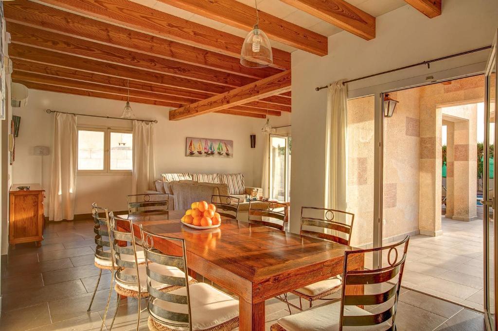 A seating area at Villa Serena Forcat by Villa Plus