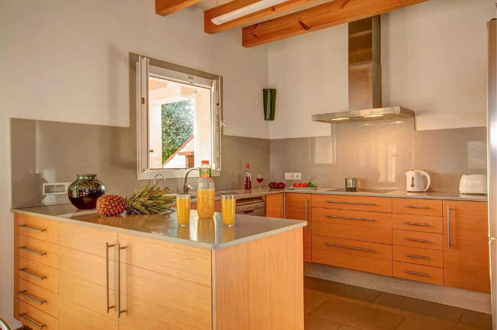 A kitchen or kitchenette at Villa Serena Forcat by Villa Plus