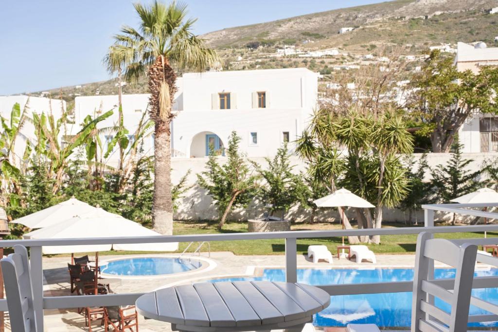 Bazén v ubytování Polos Hotel Paros nebo v jeho okolí