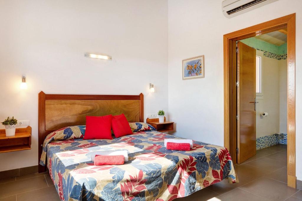 A bed or beds in a room at Villa Serena Forcat by Villa Plus