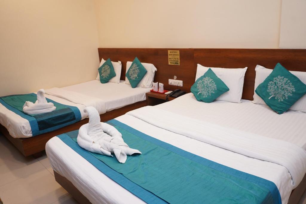 Postel nebo postele na pokoji v ubytování Hotel Satyug