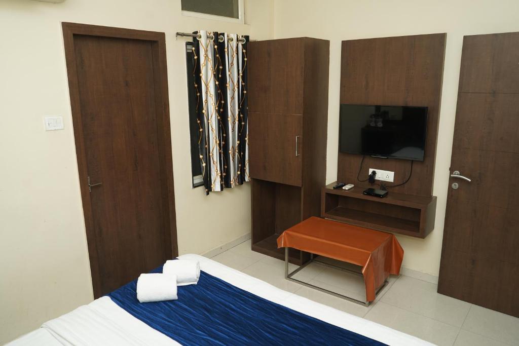 TV a/nebo společenská místnost v ubytování Hotel Satyug