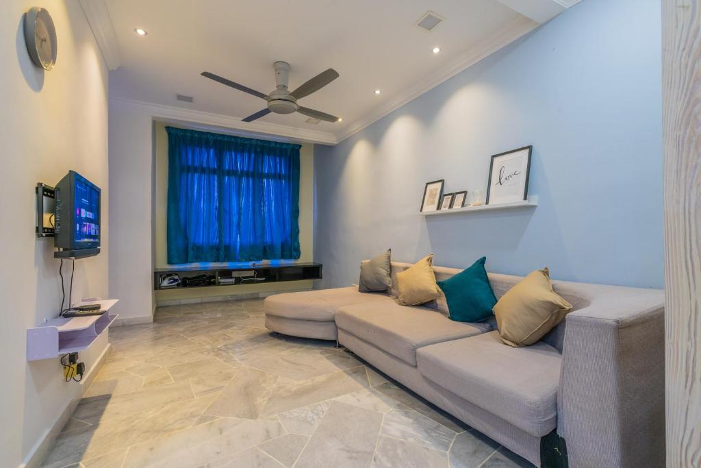 TV a/nebo společenská místnost v ubytování Spacious 3-bedroom with Pool for 6 - Subang Jaya