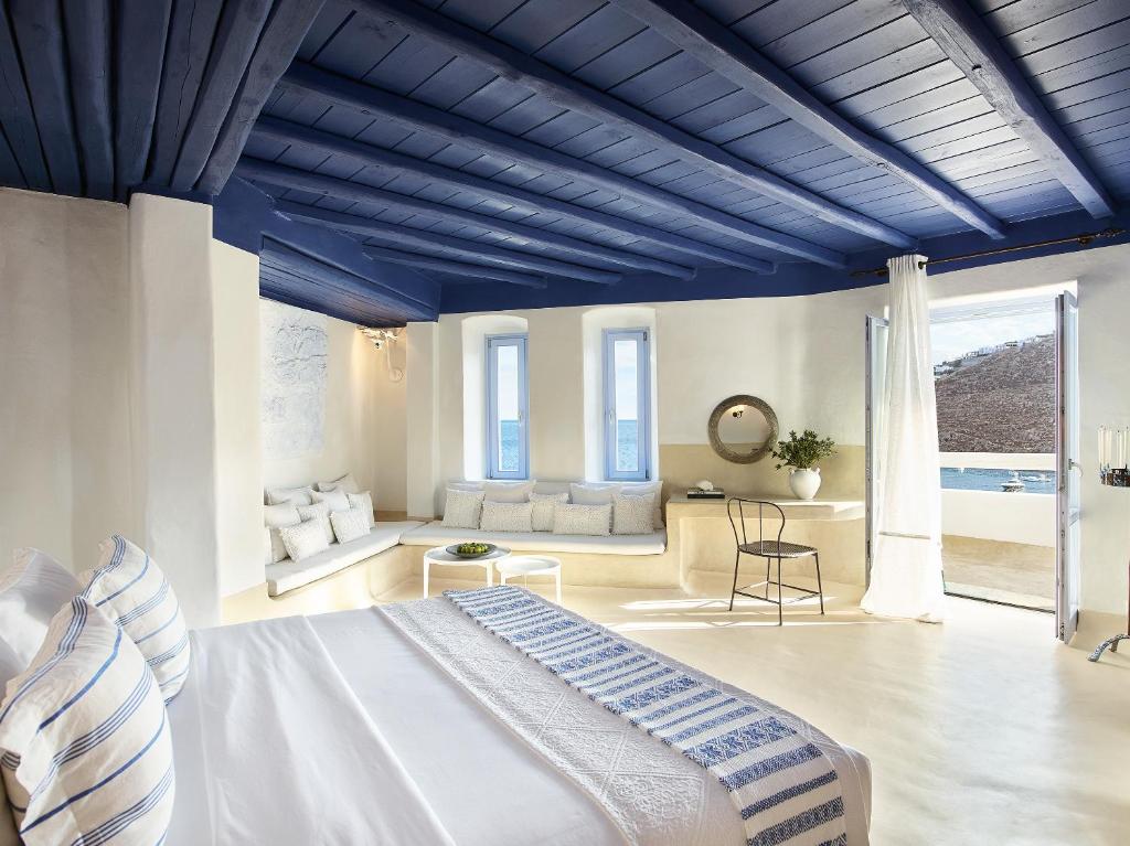 Postel nebo postele na pokoji v ubytování Mykonos Blu, A Grecotel Resort to Live