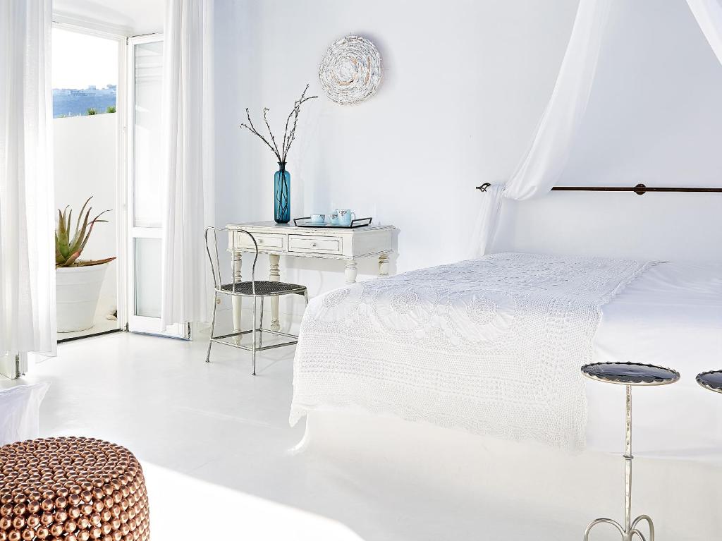 Postel nebo postele na pokoji v ubytování Mykonos Blu, A Grecotel Resort to Live