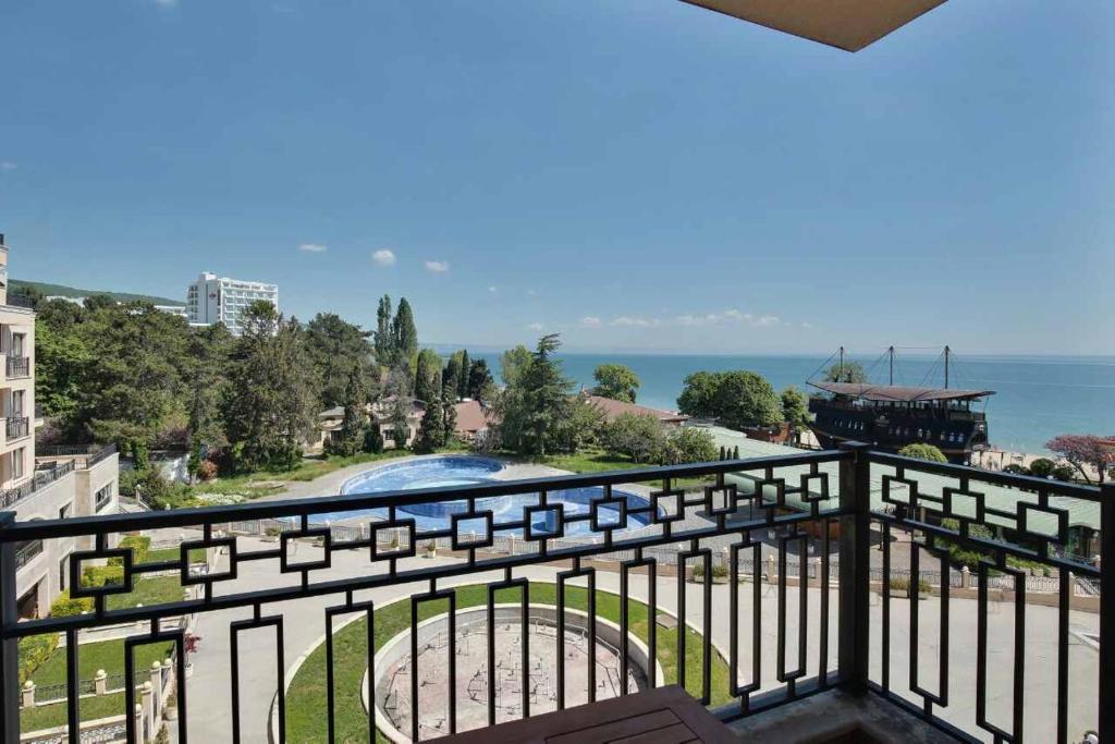 Lovely 1BD apartment with pool view in Golden Sands