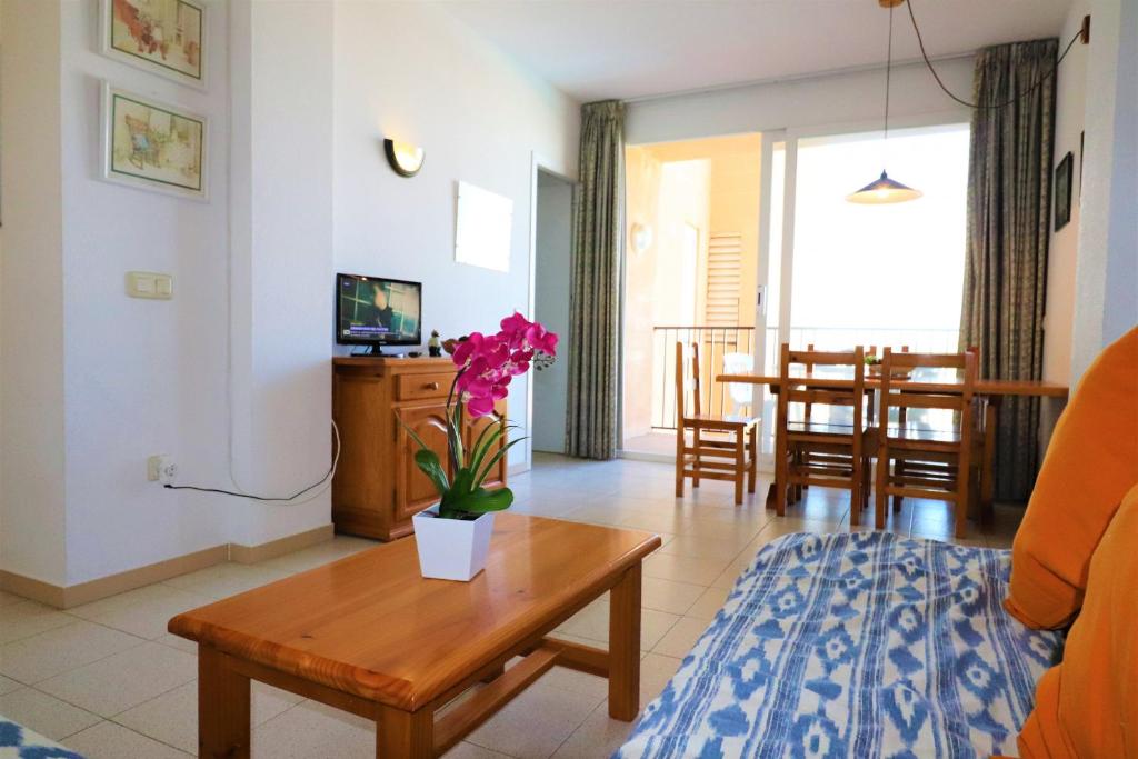 A television and/or entertainment centre at Mediterraneo 2 3 6 Roses - Immo Barneda