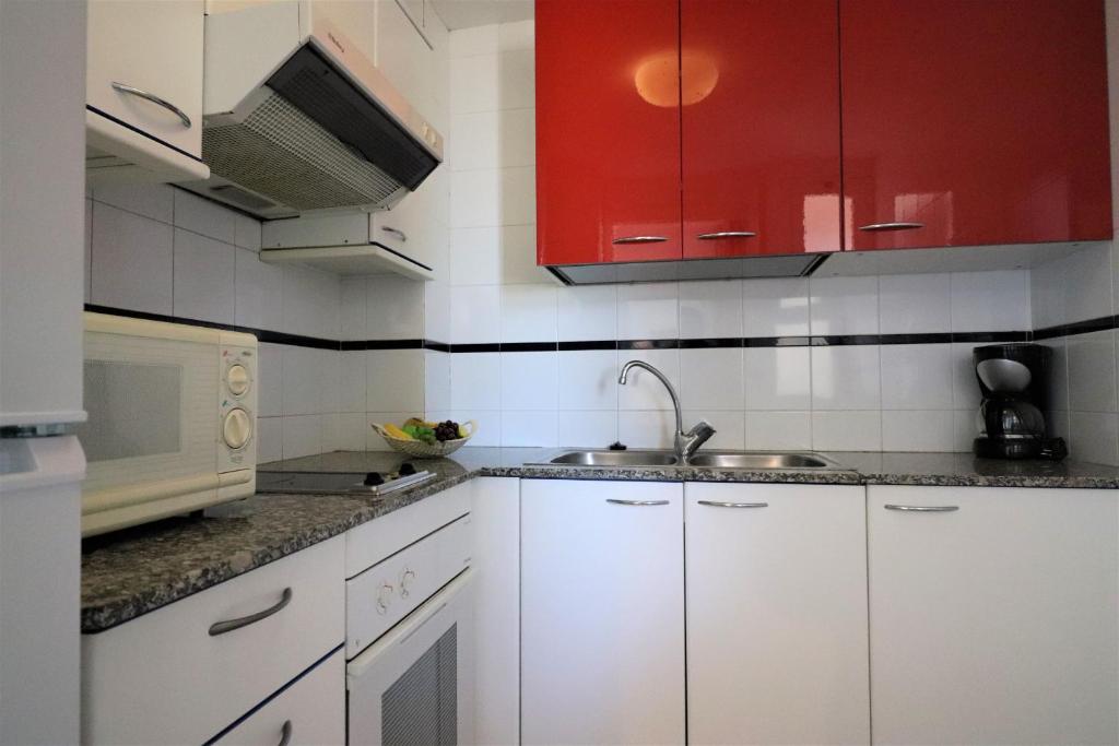 A kitchen or kitchenette at Mediterraneo 2 3 6 Roses - Immo Barneda