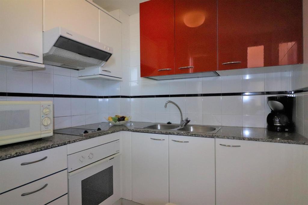 A kitchen or kitchenette at Mediterraneo 2 3 6 Roses - Immo Barneda