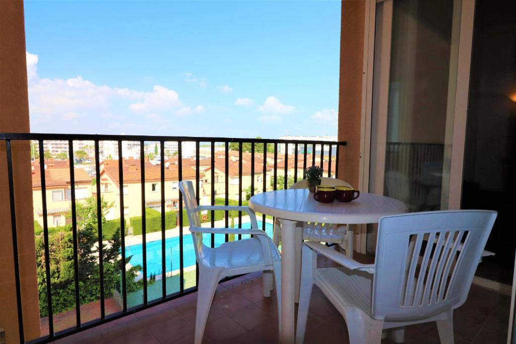 The swimming pool at or close to Mediterraneo 2 3 6 Roses - Immo Barneda