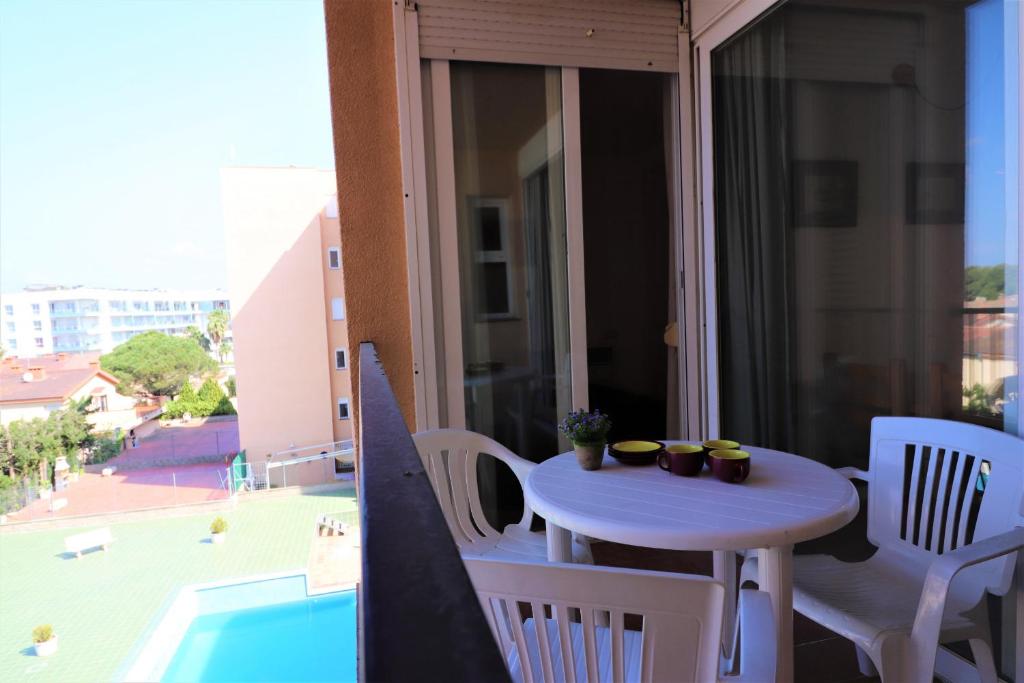 The swimming pool at or close to Mediterraneo 2 3 6 Roses - Immo Barneda