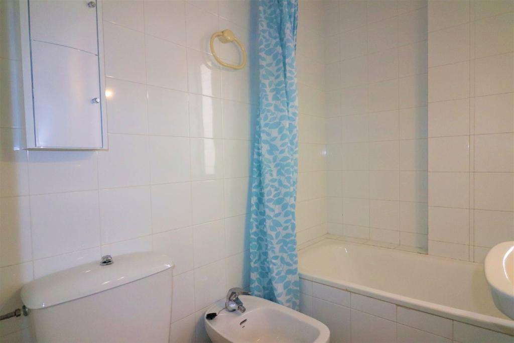 A bathroom at Mediterraneo 2 3 6 Roses - Immo Barneda