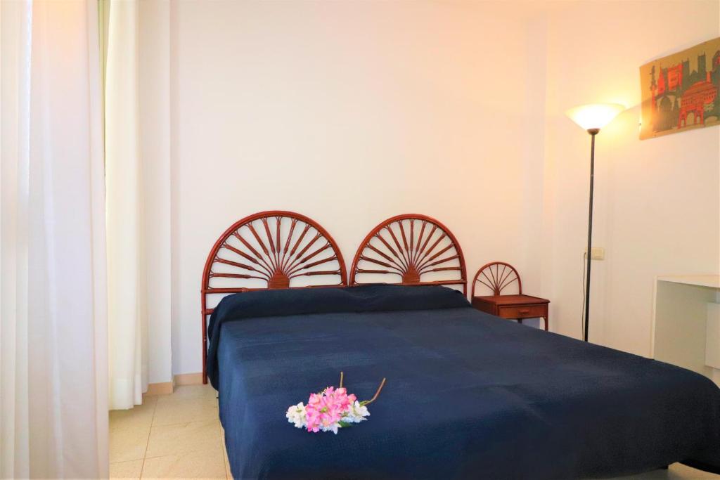 A bed or beds in a room at Mediterraneo 2 3 6 Roses - Immo Barneda