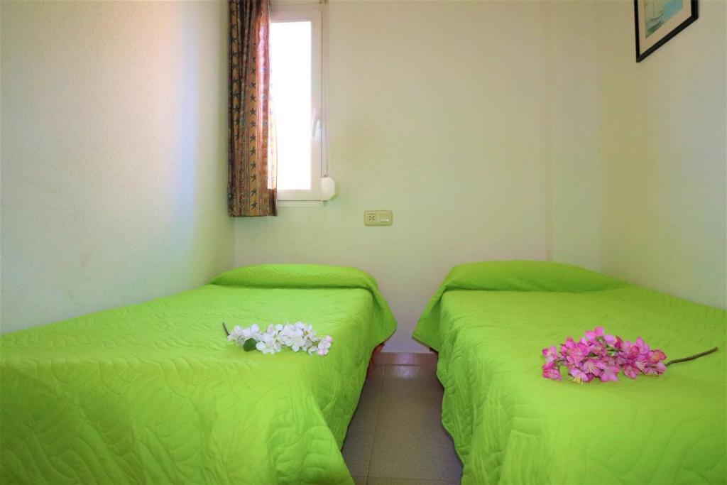 A bed or beds in a room at Mediterraneo 2 3 6 Roses - Immo Barneda