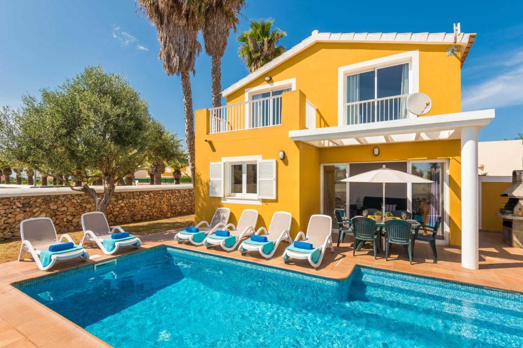 una villa con piscina y una casa en Villa Benjamin by Villa Plus, en Sa Caleta