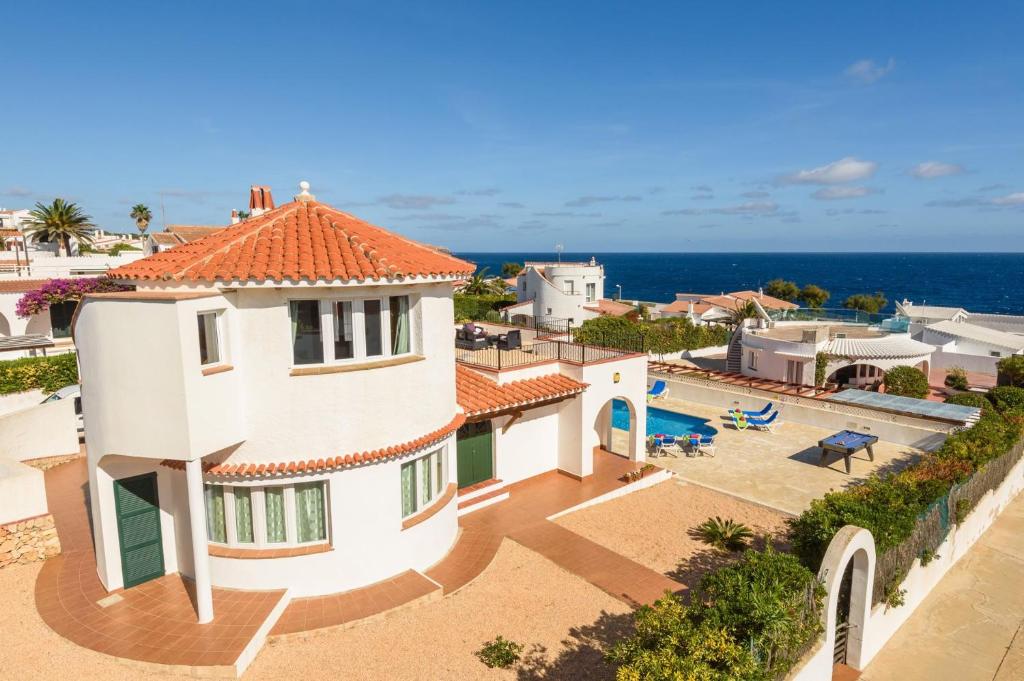 una vista aérea de una casa con piscina y el océano en Villa Claudia by Villa Plus, en S'Algar