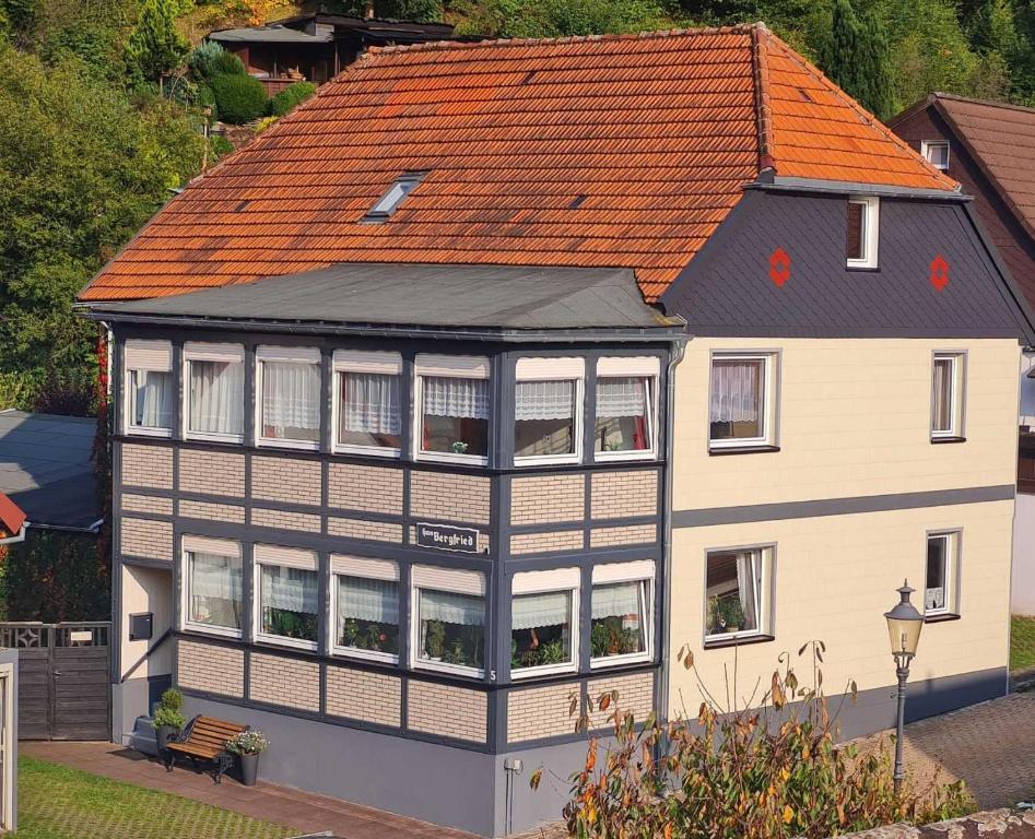 una casa grande con techo naranja en Haus Bergfried SORGENFREI BUCHEN en Wieda
