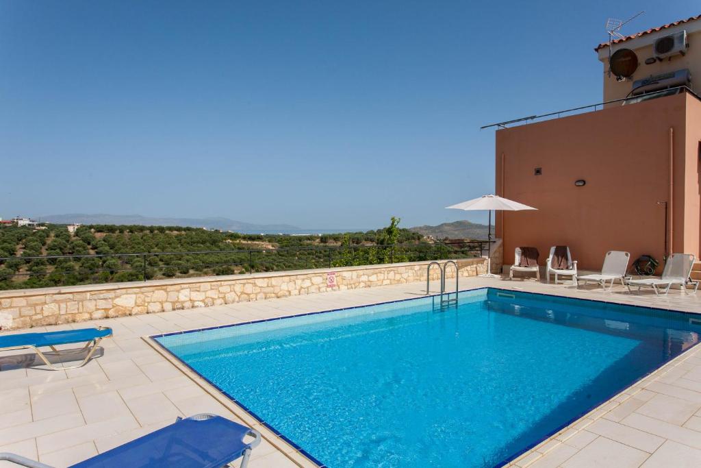 Bazén v ubytování Hillside Seaview Apartment nebo v jeho okolí