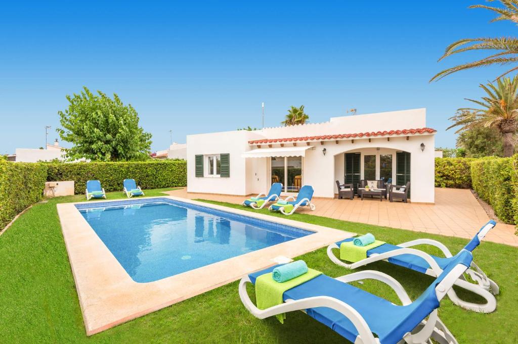 una imagen de una villa con piscina en Villa Beltran by Villa Plus, en S'Algar