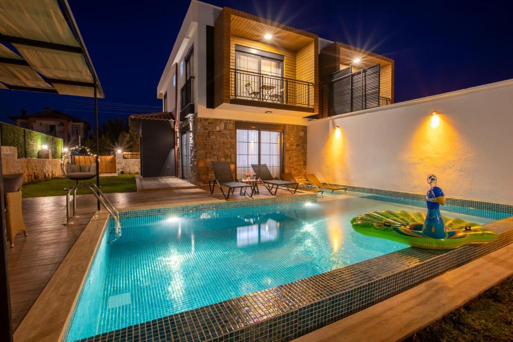 Πισίνα στο ή κοντά στο Villa Mayura