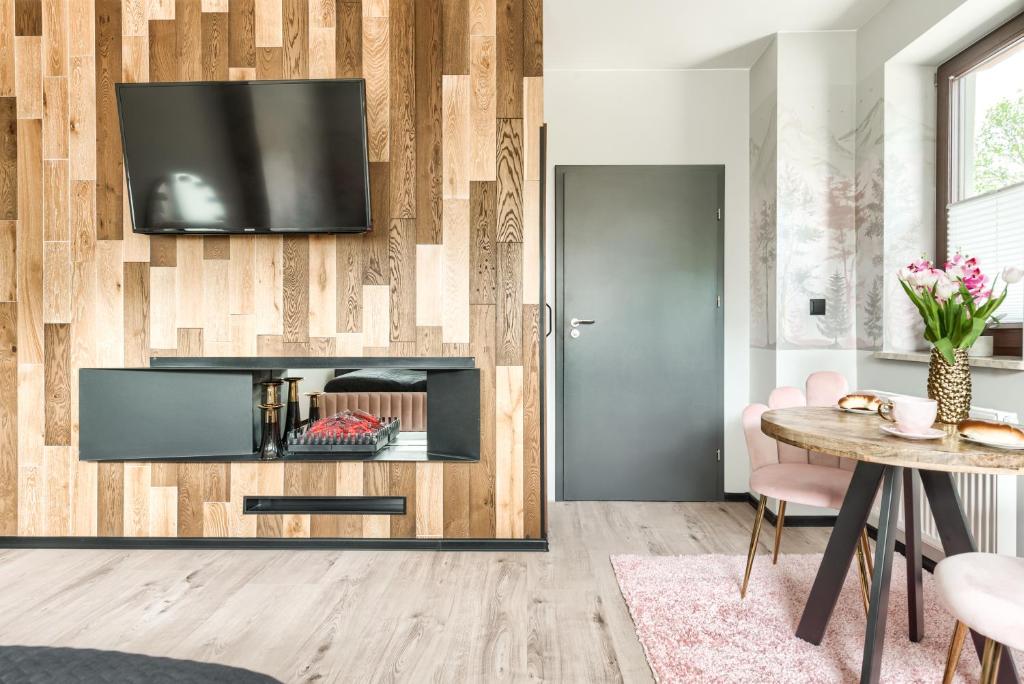 Televízia a/alebo spoločenská miestnosť v ubytovaní Przytulia Apartamenty i Pokoje