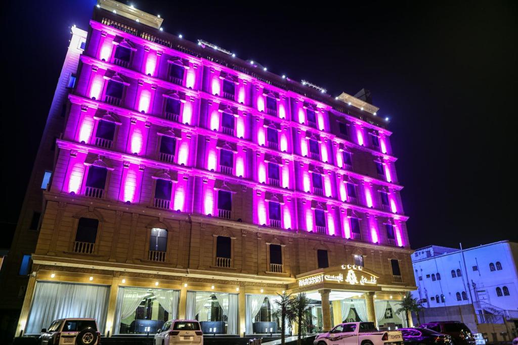 ein Gebäude mit lila Lichtern an der Seite in der Unterkunft NARCISSIST HOTEL in Wadi ad-Dawasir