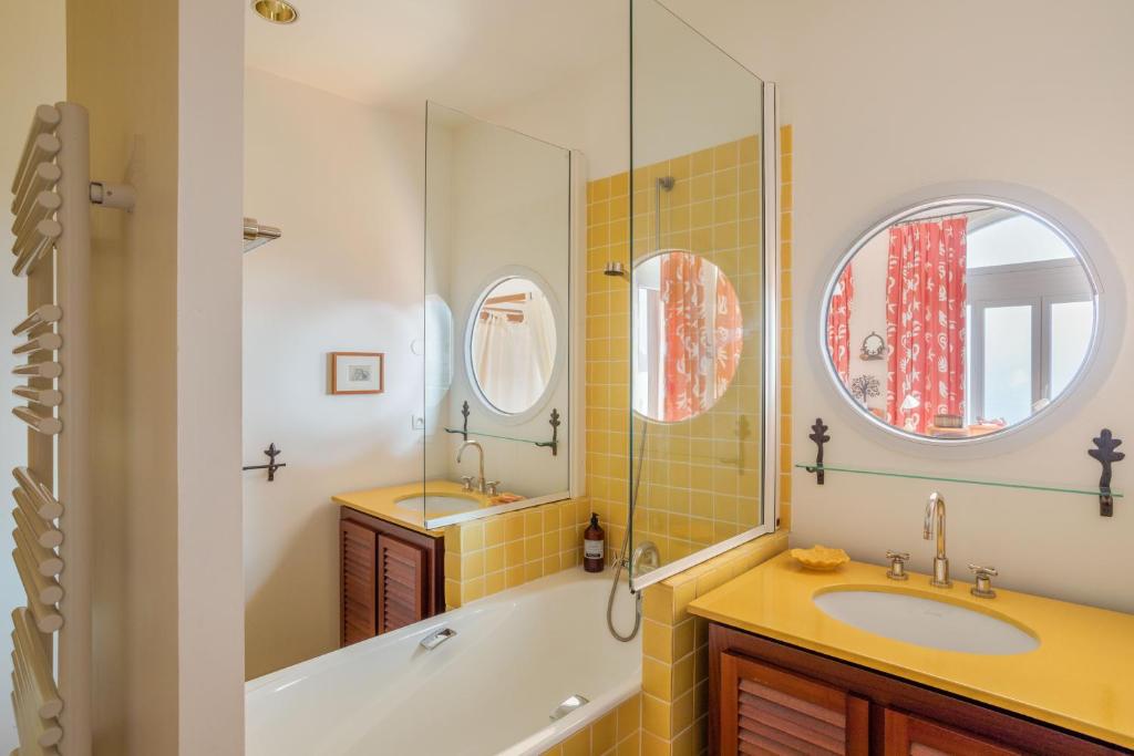 Kúpeľňa v ubytovaní L'Ambassadeur - Magnifique appartement dans l'ancien hôtel Ar Vro