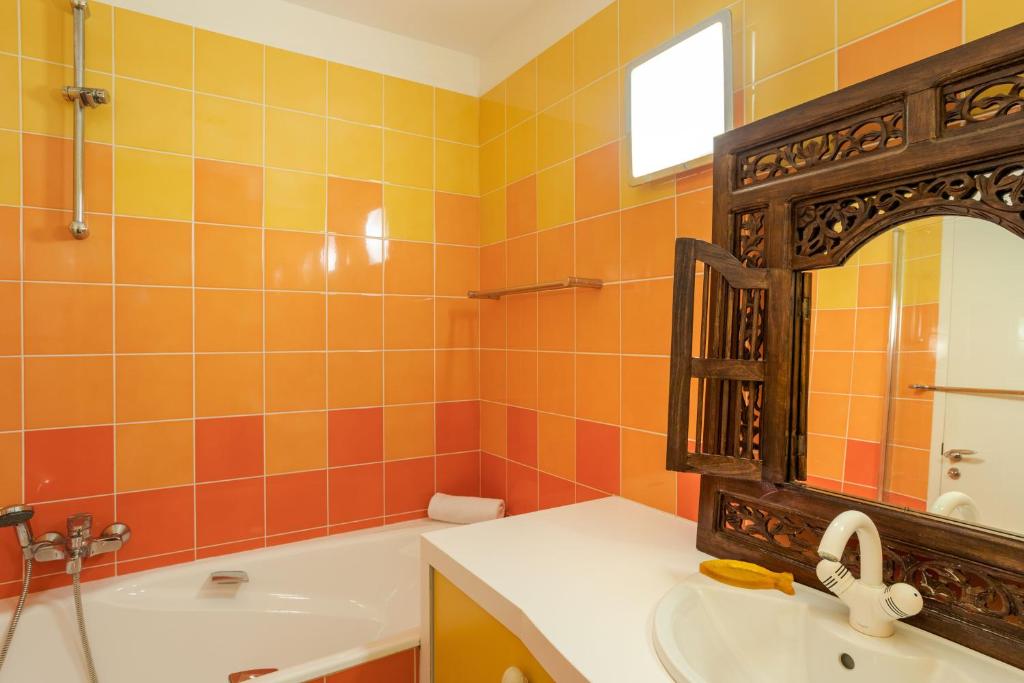 Kúpeľňa v ubytovaní L'Ambassadeur - Magnifique appartement dans l'ancien hôtel Ar Vro