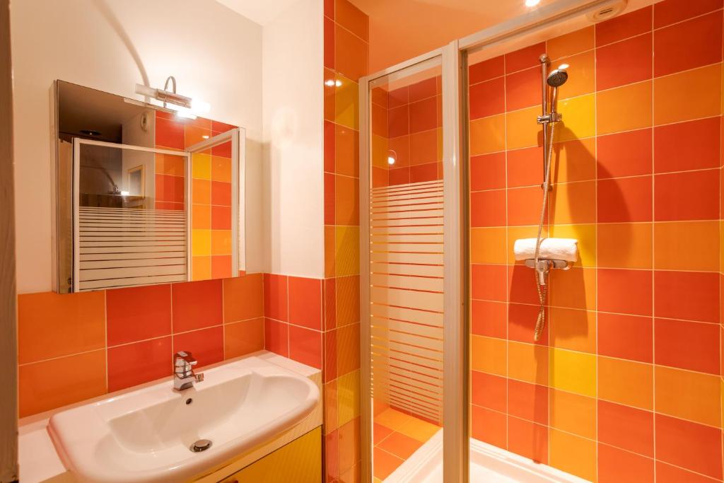 Kúpeľňa v ubytovaní L'Ambassadeur - Magnifique appartement dans l'ancien hôtel Ar Vro