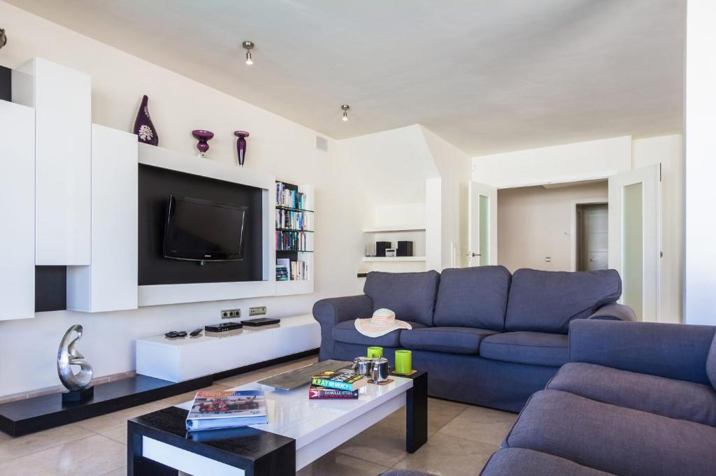 Televízia a/alebo spoločenská miestnosť v ubytovaní Villa Juliana by Villa Plus